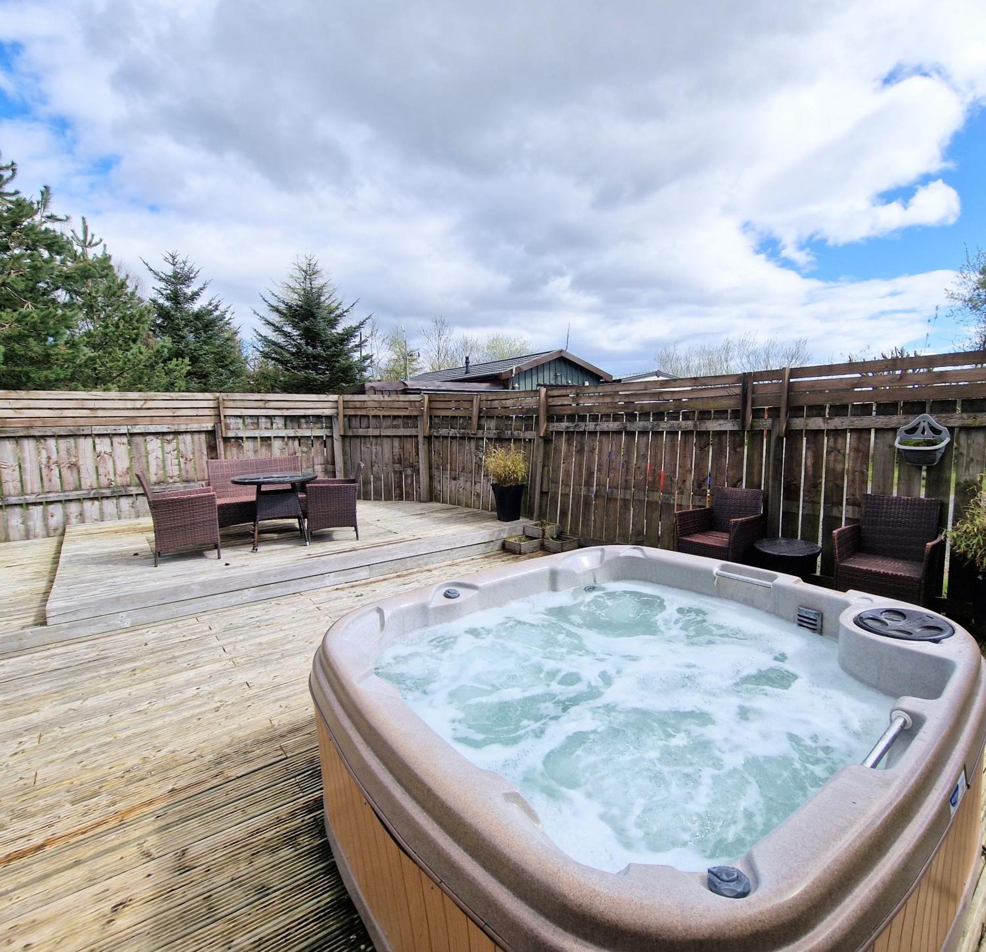 Torridon 1 With Private Hot Tub - Fife - Loch Leven - Lomond Hills- Pet Friendly Villa Kelty Exterior photo